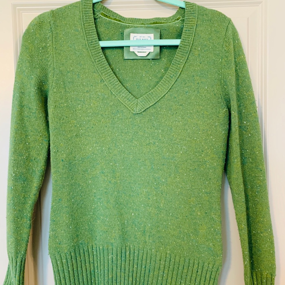 ☘️ Green v-neck sweater! ☘️